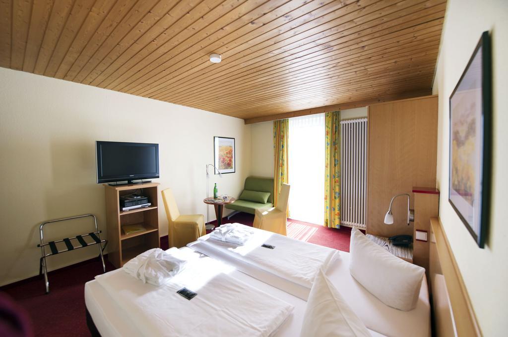 Hotel Garni Elegant Вилинген Стая снимка