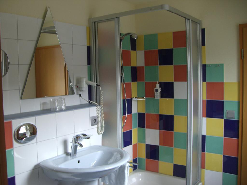 Hotel Garni Elegant Вилинген Стая снимка